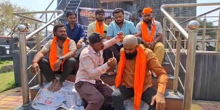 सोलापुरात महापौर पदावरून राजकीय वाद; मराठा क्रांती मोर्चाचा भाजपविरोधात मुंडन आंदोलन