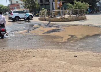 सम्राट चौकात पाइपलाइन लिकेज; खड्डे व पाणी साचल्याने नागरिकांच्या जीवितास धोका