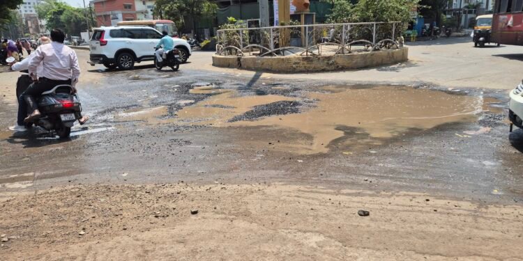 सम्राट चौकात पाइपलाइन लिकेज; खड्डे व पाणी साचल्याने नागरिकांच्या जीवितास धोका