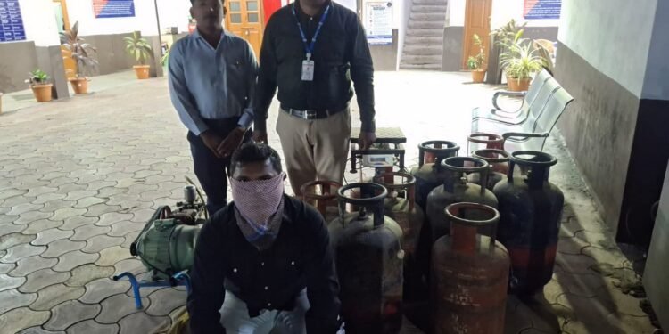 घरगुती गॅसचा अवैध वापर रोखण्यासाठी पंढरपूरमध्ये धाड; एका विरुद्ध गुन्हा दाखल
